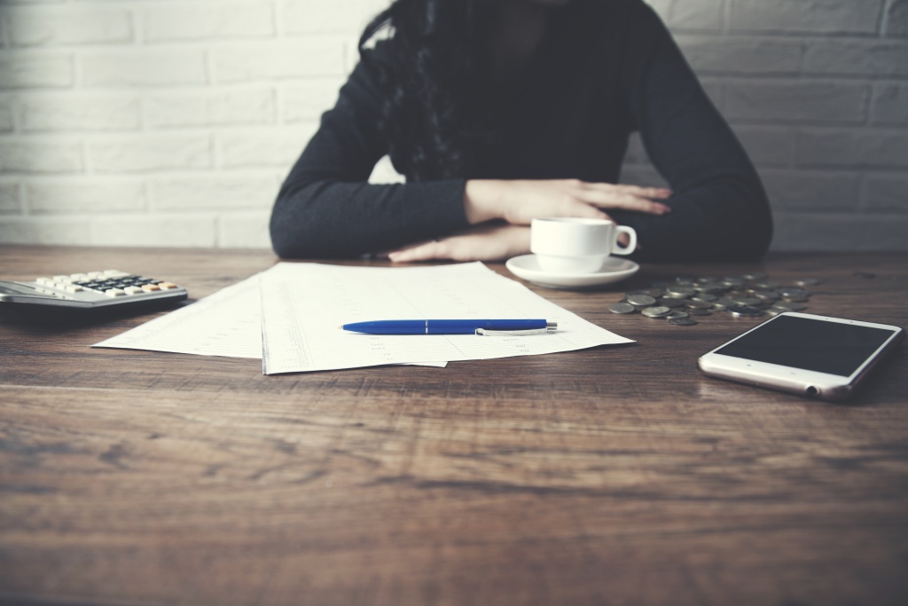 woman-hand-document-coffee-table.jpg ручка