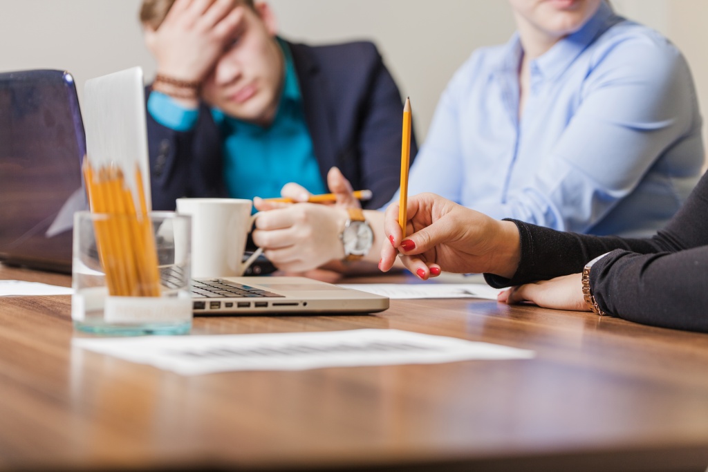 people-siting-desk-holding-pencils.jpg карандаши