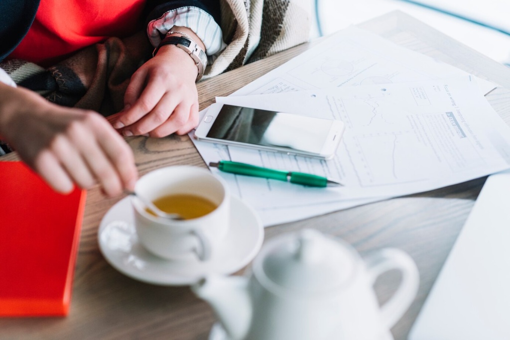 close-up-businesswoman-coffee-shop_23-2148002149.jpg чай