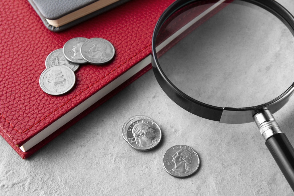 close-up-coins-table.jpg лупа