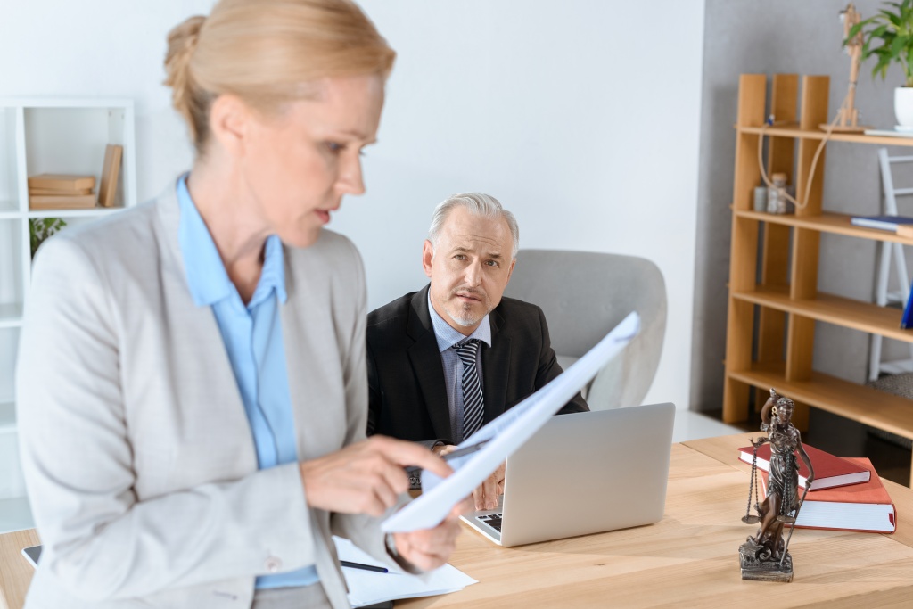 mature-business-partners-doing-paperwork-workplace.jpg девушка